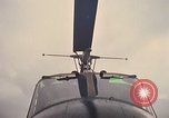 Immagine di UH-1H caricato con miniguns Binh Thuy AFB Vietnam, 1970, secondo 59 filmato di repertorio 65675026826