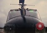 Immagine di UH-1H caricato con miniguns Binh Thuy AFB Vietnam, 1970, secondo 60 filmato di repertorio 65675026826