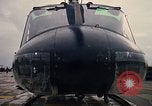Immagine di UH-1H caricato con miniguns Binh Thuy AFB Vietnam, 1970, secondo 62 filmato di repertorio 65675026826
