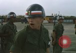 Image Seamans inspection et honorant troupes VNAF La Base Aérienne de Soc Trang Vietnam, 1970, de la seconde 8 séquences d'archives historiques vidéo 65675026828