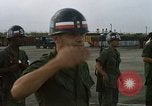 Image Seamans inspection et honorant troupes VNAF La Base Aérienne de Soc Trang Vietnam, 1970, de la seconde 9 séquences d'archives historiques vidéo 65675026828