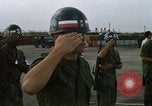Image Seamans inspection et honorant troupes VNAF La Base Aérienne de Soc Trang Vietnam, 1970, de la seconde 10 séquences d'archives historiques vidéo 65675026828