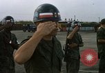 Image Seamans inspection et honorant troupes VNAF La Base Aérienne de Soc Trang Vietnam, 1970, de la seconde 11 séquences d'archives historiques vidéo 65675026828