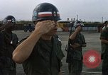 Image Seamans inspection et honorant troupes VNAF La Base Aérienne de Soc Trang Vietnam, 1970, de la seconde 12 séquences d'archives historiques vidéo 65675026828