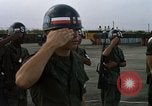 Image Seamans inspection et honorant troupes VNAF La Base Aérienne de Soc Trang Vietnam, 1970, de la seconde 13 séquences d'archives historiques vidéo 65675026828