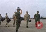Image Seamans inspection et honorant troupes VNAF La Base Aérienne de Soc Trang Vietnam, 1970, de la seconde 14 séquences d'archives historiques vidéo 65675026828