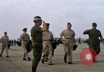 Image Seamans inspection et honorant troupes VNAF La Base Aérienne de Soc Trang Vietnam, 1970, de la seconde 15 séquences d'archives historiques vidéo 65675026828