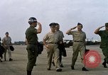 Image Seamans inspection et honorant troupes VNAF La Base Aérienne de Soc Trang Vietnam, 1970, de la seconde 16 séquences d'archives historiques vidéo 65675026828