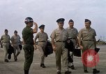 Image Seamans inspection et honorant troupes VNAF La Base Aérienne de Soc Trang Vietnam, 1970, de la seconde 17 séquences d'archives historiques vidéo 65675026828