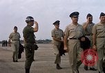 Image Seamans inspection et honorant troupes VNAF La Base Aérienne de Soc Trang Vietnam, 1970, de la seconde 18 séquences d'archives historiques vidéo 65675026828