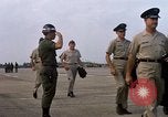 Image Seamans inspection et honorant troupes VNAF La Base Aérienne de Soc Trang Vietnam, 1970, de la seconde 19 séquences d'archives historiques vidéo 65675026828