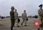 Image Seamans inspection et honorant troupes VNAF La Base Aérienne de Soc Trang Vietnam, 1970, de la seconde 20 séquences d'archives historiques vidéo 65675026828
