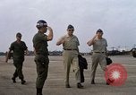 Image Seamans inspection et honorant troupes VNAF La Base Aérienne de Soc Trang Vietnam, 1970, de la seconde 21 séquences d'archives historiques vidéo 65675026828