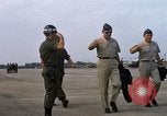 Image Seamans inspection et honorant troupes VNAF La Base Aérienne de Soc Trang Vietnam, 1970, de la seconde 22 séquences d'archives historiques vidéo 65675026828