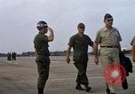 Image Seamans inspection et honorant troupes VNAF La Base Aérienne de Soc Trang Vietnam, 1970, de la seconde 23 séquences d'archives historiques vidéo 65675026828