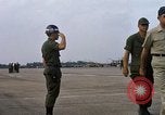Image Seamans inspection et honorant troupes VNAF La Base Aérienne de Soc Trang Vietnam, 1970, de la seconde 24 séquences d'archives historiques vidéo 65675026828