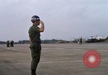 Image Seamans inspection et honorant troupes VNAF La Base Aérienne de Soc Trang Vietnam, 1970, de la seconde 25 séquences d'archives historiques vidéo 65675026828