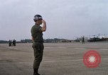 Image Seamans inspection et honorant troupes VNAF La Base Aérienne de Soc Trang Vietnam, 1970, de la seconde 26 séquences d'archives historiques vidéo 65675026828