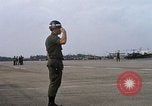 Image Seamans inspection et honorant troupes VNAF La Base Aérienne de Soc Trang Vietnam, 1970, de la seconde 27 séquences d'archives historiques vidéo 65675026828