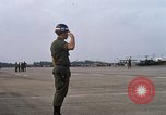 Image Seamans inspection et honorant troupes VNAF La Base Aérienne de Soc Trang Vietnam, 1970, de la seconde 28 séquences d'archives historiques vidéo 65675026828