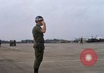 Image Seamans inspection et honorant troupes VNAF La Base Aérienne de Soc Trang Vietnam, 1970, de la seconde 29 séquences d'archives historiques vidéo 65675026828