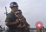 Image Seamans inspection et honorant troupes VNAF La Base Aérienne de Soc Trang Vietnam, 1970, de la seconde 30 séquences d'archives historiques vidéo 65675026828