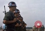 Image Seamans inspection et honorant troupes VNAF La Base Aérienne de Soc Trang Vietnam, 1970, de la seconde 32 séquences d'archives historiques vidéo 65675026828