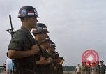 Image Seamans inspection et honorant troupes VNAF La Base Aérienne de Soc Trang Vietnam, 1970, de la seconde 33 séquences d'archives historiques vidéo 65675026828