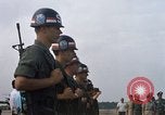 Image Seamans inspection et honorant troupes VNAF La Base Aérienne de Soc Trang Vietnam, 1970, de la seconde 34 séquences d'archives historiques vidéo 65675026828