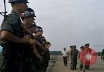 Image Seamans inspection et honorant troupes VNAF La Base Aérienne de Soc Trang Vietnam, 1970, de la seconde 35 séquences d'archives historiques vidéo 65675026828