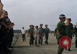 Image Seamans inspection et honorant troupes VNAF La Base Aérienne de Soc Trang Vietnam, 1970, de la seconde 36 séquences d'archives historiques vidéo 65675026828
