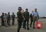 Image Seamans inspection et honorant troupes VNAF La Base Aérienne de Soc Trang Vietnam, 1970, de la seconde 37 séquences d'archives historiques vidéo 65675026828