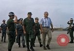 Image Seamans inspection et honorant troupes VNAF La Base Aérienne de Soc Trang Vietnam, 1970, de la seconde 38 séquences d'archives historiques vidéo 65675026828