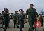 Image Seamans inspection et honorant troupes VNAF La Base Aérienne de Soc Trang Vietnam, 1970, de la seconde 40 séquences d'archives historiques vidéo 65675026828