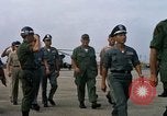 Image Seamans inspection et honorant troupes VNAF La Base Aérienne de Soc Trang Vietnam, 1970, de la seconde 41 séquences d'archives historiques vidéo 65675026828