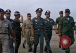 Image Seamans inspection et honorant troupes VNAF La Base Aérienne de Soc Trang Vietnam, 1970, de la seconde 43 séquences d'archives historiques vidéo 65675026828