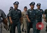 Image Seamans inspection et honorant troupes VNAF La Base Aérienne de Soc Trang Vietnam, 1970, de la seconde 44 séquences d'archives historiques vidéo 65675026828