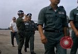 Image Seamans inspection et honorant troupes VNAF La Base Aérienne de Soc Trang Vietnam, 1970, de la seconde 45 séquences d'archives historiques vidéo 65675026828
