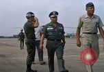 Image Seamans inspection et honorant troupes VNAF La Base Aérienne de Soc Trang Vietnam, 1970, de la seconde 46 séquences d'archives historiques vidéo 65675026828