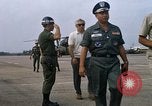 Image Seamans inspection et honorant troupes VNAF La Base Aérienne de Soc Trang Vietnam, 1970, de la seconde 47 séquences d'archives historiques vidéo 65675026828