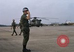 Image Seamans inspection et honorant troupes VNAF La Base Aérienne de Soc Trang Vietnam, 1970, de la seconde 49 séquences d'archives historiques vidéo 65675026828