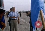 Image Seamans inspection et honorant troupes VNAF La Base Aérienne de Soc Trang Vietnam, 1970, de la seconde 50 séquences d'archives historiques vidéo 65675026828