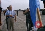 Image Seamans inspection et honorant troupes VNAF La Base Aérienne de Soc Trang Vietnam, 1970, de la seconde 54 séquences d'archives historiques vidéo 65675026828