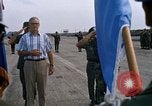 Image Seamans inspection et honorant troupes VNAF La Base Aérienne de Soc Trang Vietnam, 1970, de la seconde 55 séquences d'archives historiques vidéo 65675026828