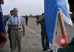 Image Seamans inspection et honorant troupes VNAF La Base Aérienne de Soc Trang Vietnam, 1970, de la seconde 56 séquences d'archives historiques vidéo 65675026828