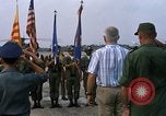 Image Seamans inspection et honorant troupes VNAF La Base Aérienne de Soc Trang Vietnam, 1970, de la seconde 59 séquences d'archives historiques vidéo 65675026828
