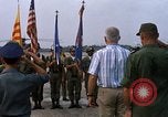 Image Seamans inspection et honorant troupes VNAF La Base Aérienne de Soc Trang Vietnam, 1970, de la seconde 60 séquences d'archives historiques vidéo 65675026828