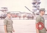 Image Dr Seamans et d'autres troupes vietnamiennes d'adressage du VIP La Base Aérienne de Soc Trang Vietnam, 1970, de la seconde 3 séquences d'archives historiques vidéo 65675026829