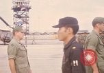 Image Dr Seamans et d'autres troupes vietnamiennes d'adressage du VIP La Base Aérienne de Soc Trang Vietnam, 1970, de la seconde 4 séquences d'archives historiques vidéo 65675026829