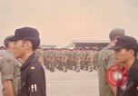 Image Dr Seamans et d'autres troupes vietnamiennes d'adressage du VIP La Base Aérienne de Soc Trang Vietnam, 1970, de la seconde 5 séquences d'archives historiques vidéo 65675026829